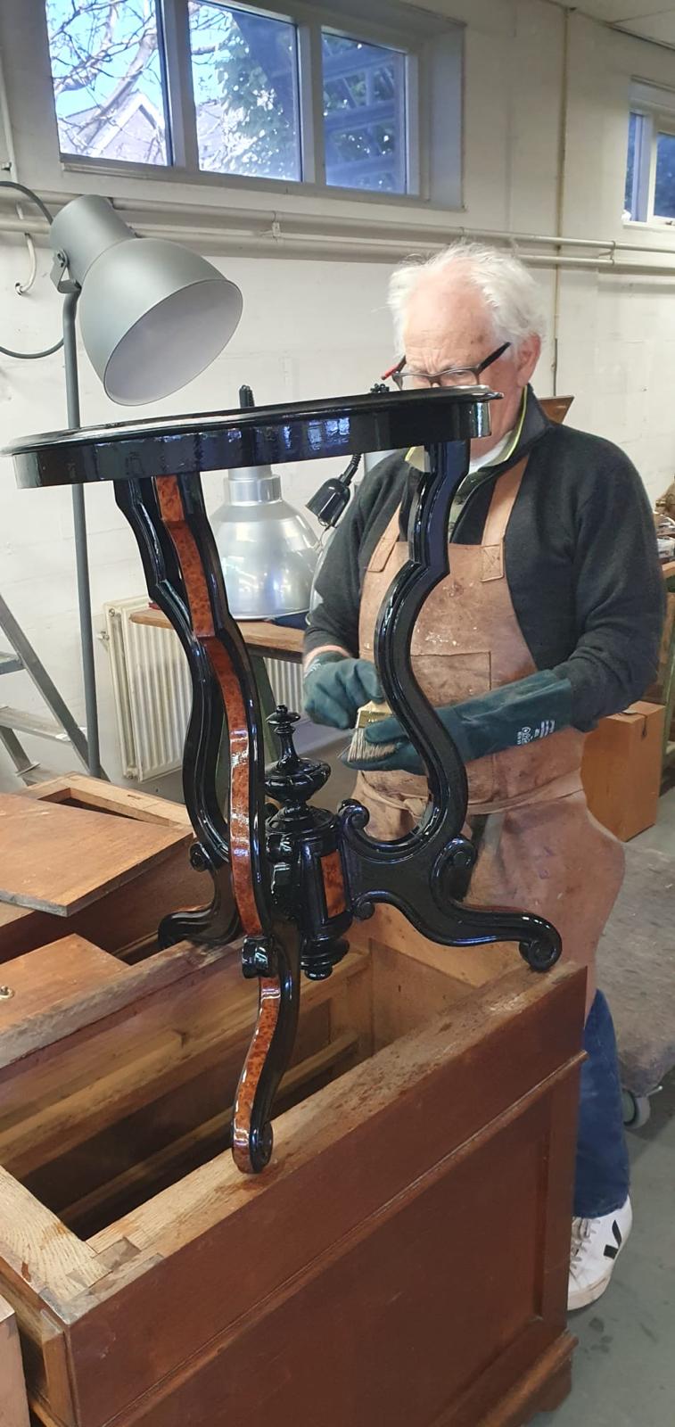 Afbeelding van een Tafel ingelegd met Parelmoer, messing