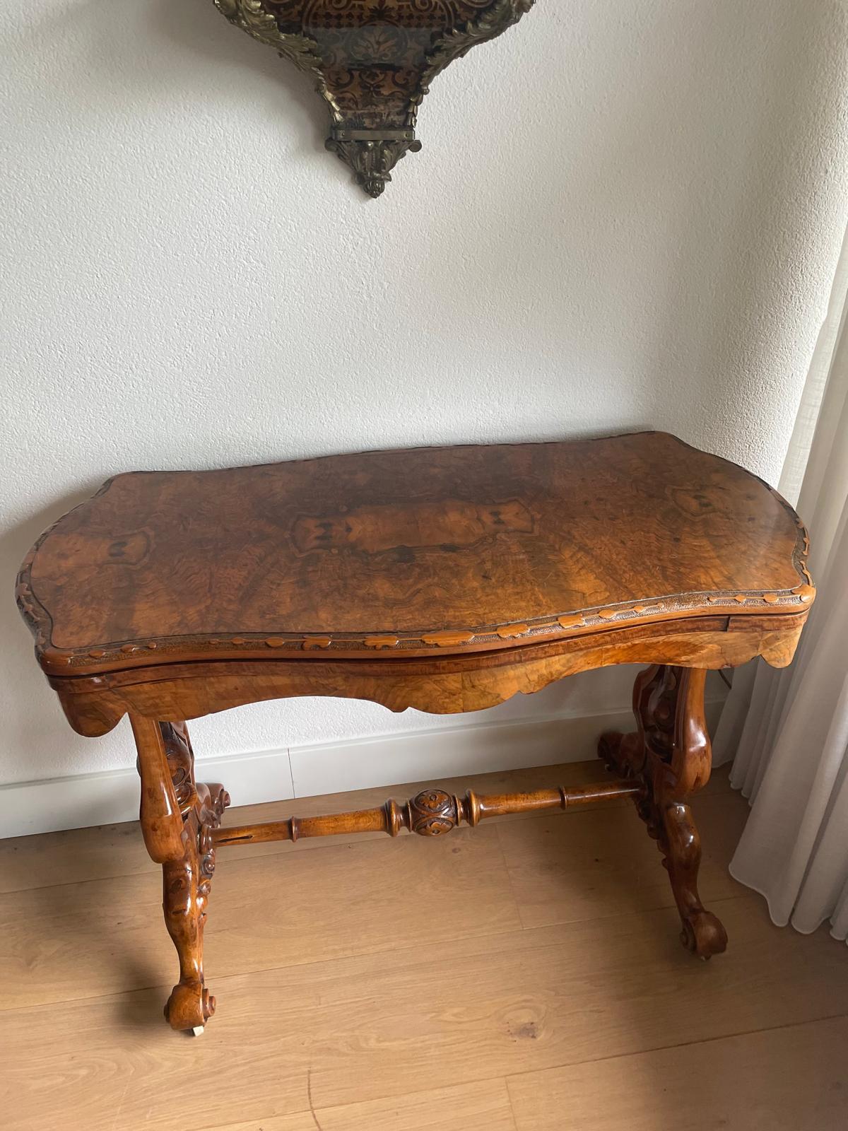 Afbeelding van een Engels notehouten bridgetafel